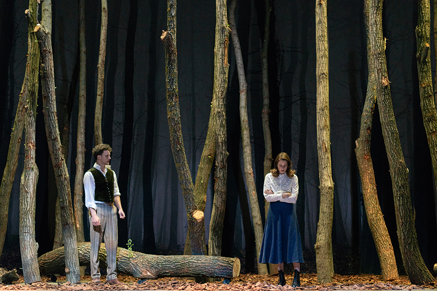 Benedikt Steiner und Anna Rieser in Der Wald, Landestheater Linz, 2019