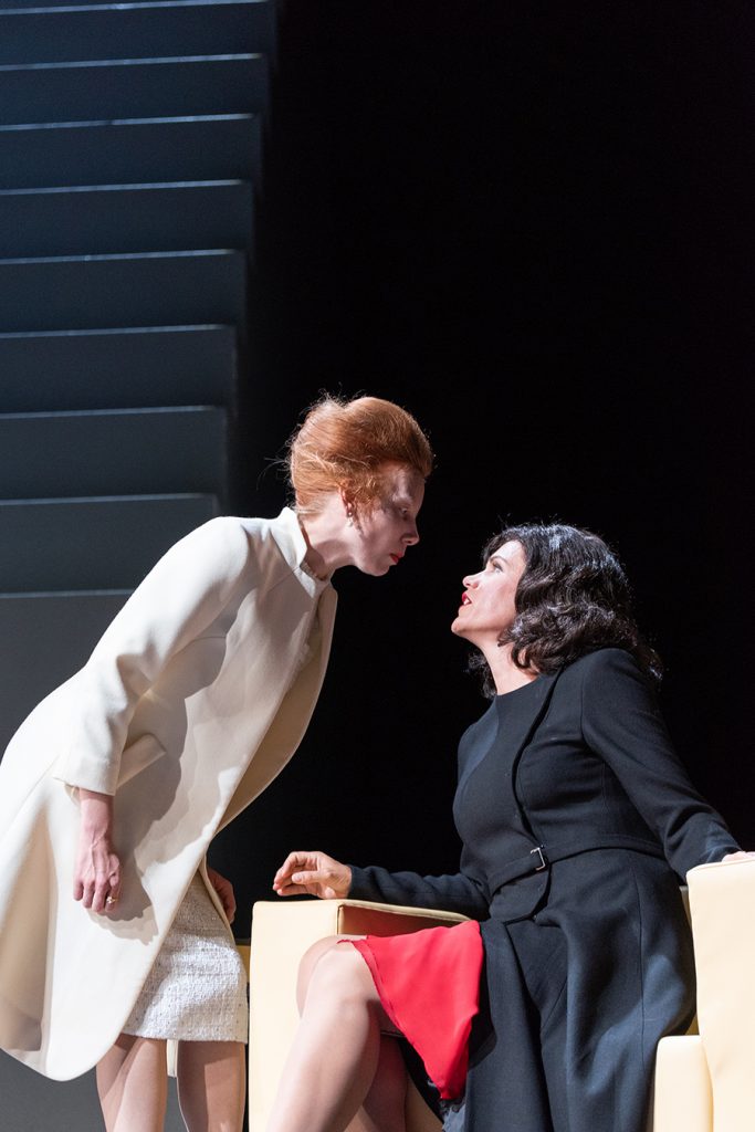 Theresa Palfi und Gunda Schanderer in Maria Stuart, Landestheater Linz, 2019
